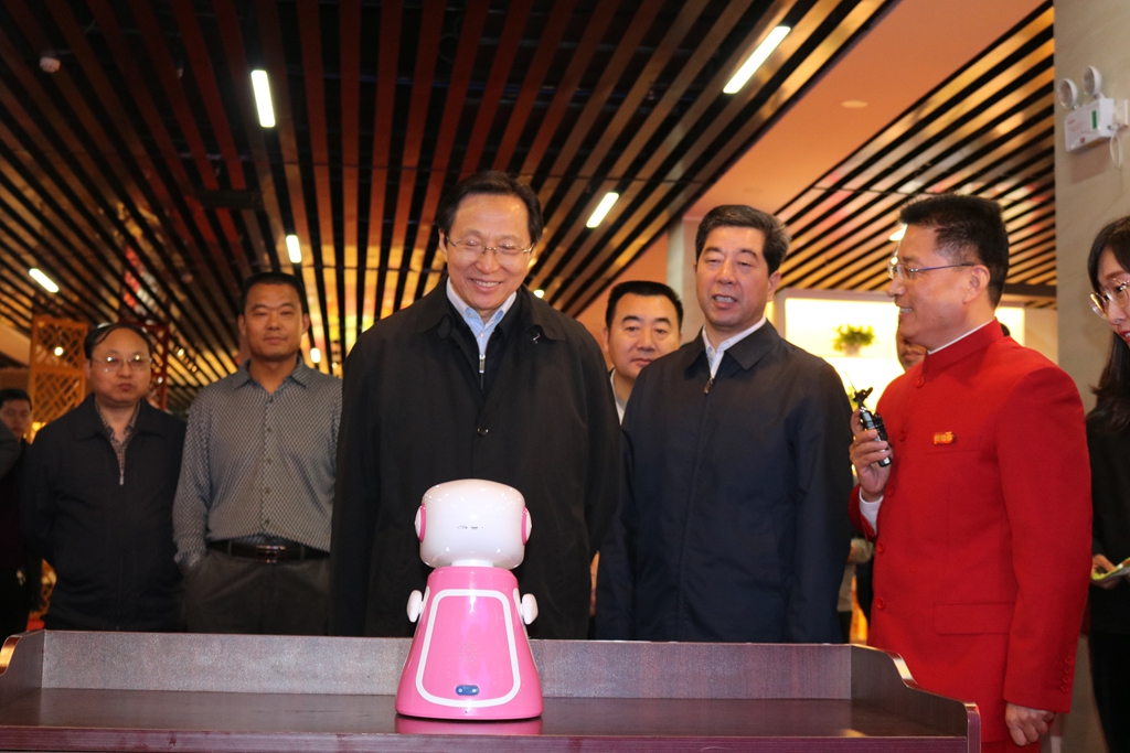 1493175365431221.jpg 农业部长韩长赋与银河集团(galaxy)智能机器人“红红”互动_副本.jpg