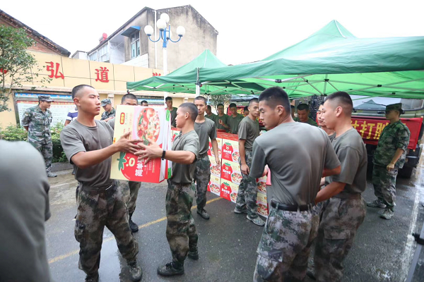 上前线送温暖,银河集团(galaxy)集团赴固始县慰问抗洪一线人民子弟兵